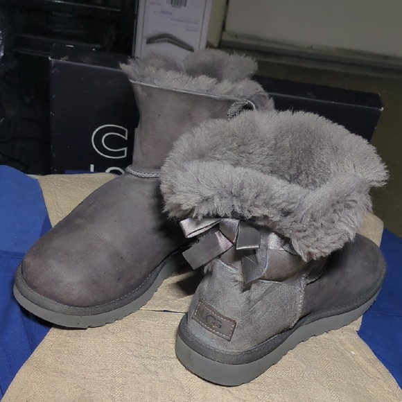UGG mini Bailey Shoes - UGG Gray Women's Mini Bailey Bow II Winter Boots with Bow NOW ONLY $35 WOW